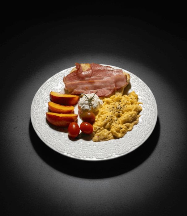 Café da manhã completo com ovos cremosos, bacon, cream cheese e frutas em Uruaçu