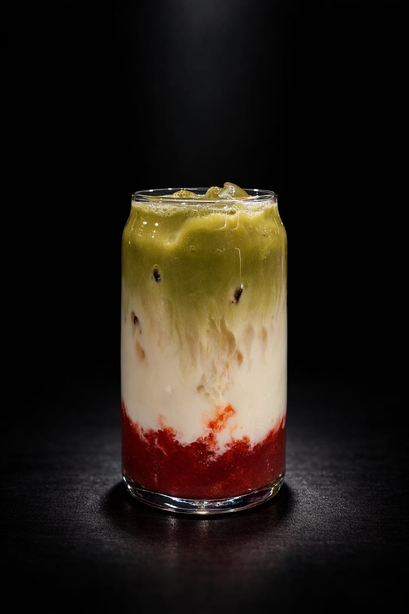 Velvet Matcha gelado com geleia de morango artesanal, na cafeteria em Uruaçu