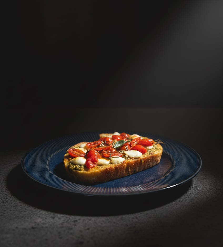 Toast Caprese com mussarela de búfala, tomate confit e pesto, servido em Uruaçu